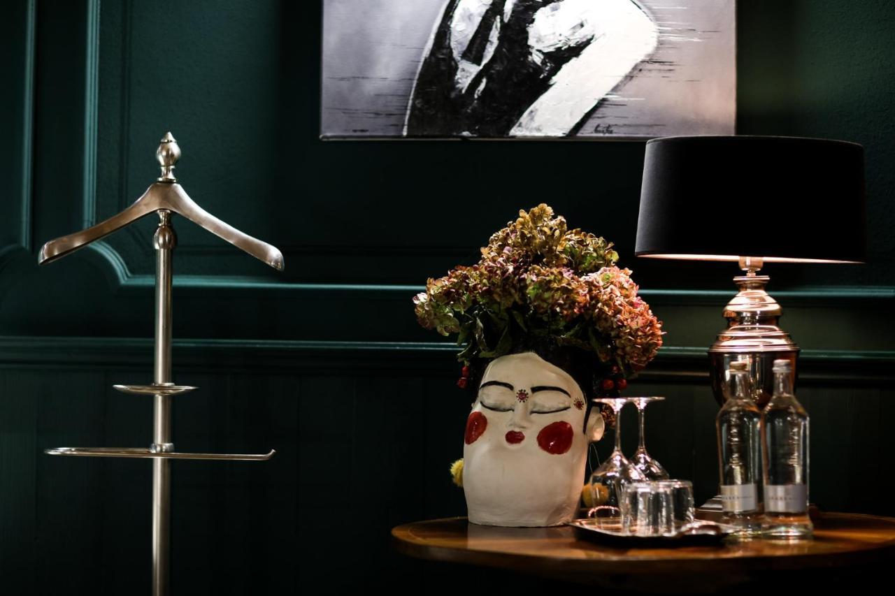 La Piazzetta Degli Artisti - Boutique B&B Bossolasco Bagian luar foto