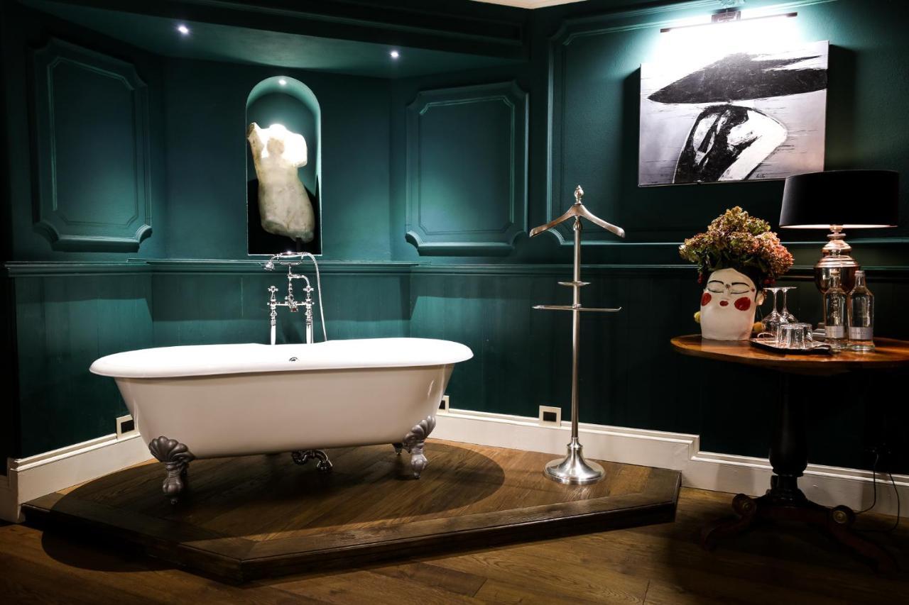 La Piazzetta Degli Artisti - Boutique B&B Bossolasco Bagian luar foto