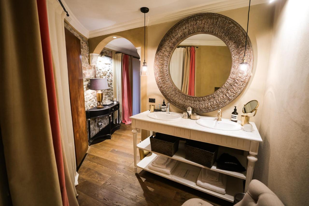 La Piazzetta Degli Artisti - Boutique B&B Bossolasco Bagian luar foto