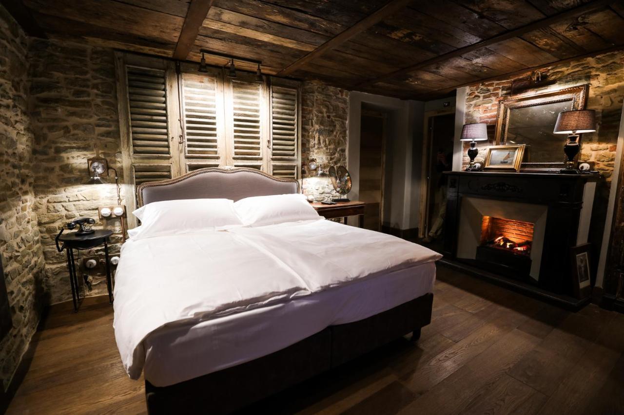 La Piazzetta Degli Artisti - Boutique B&B Bossolasco Bagian luar foto