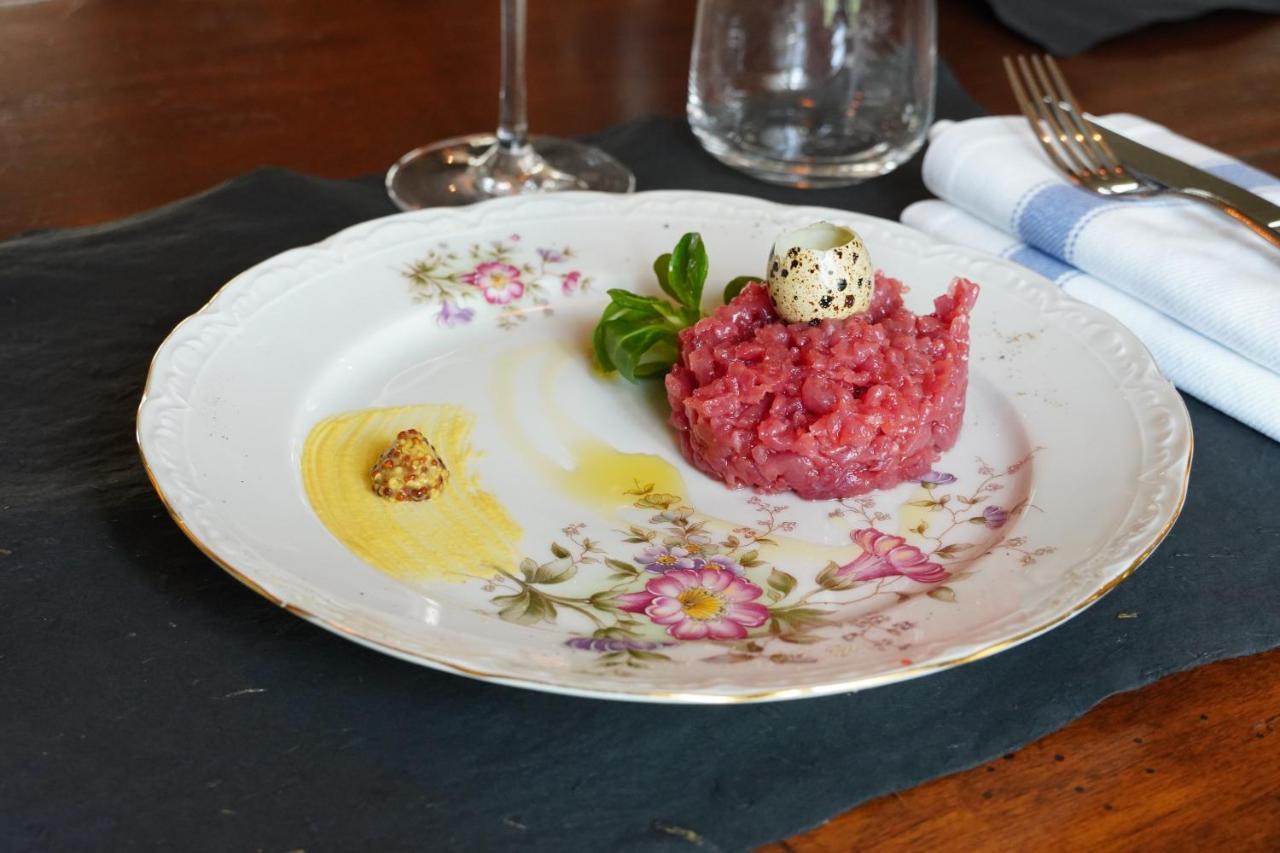 La Piazzetta Degli Artisti - Boutique B&B Bossolasco Bagian luar foto